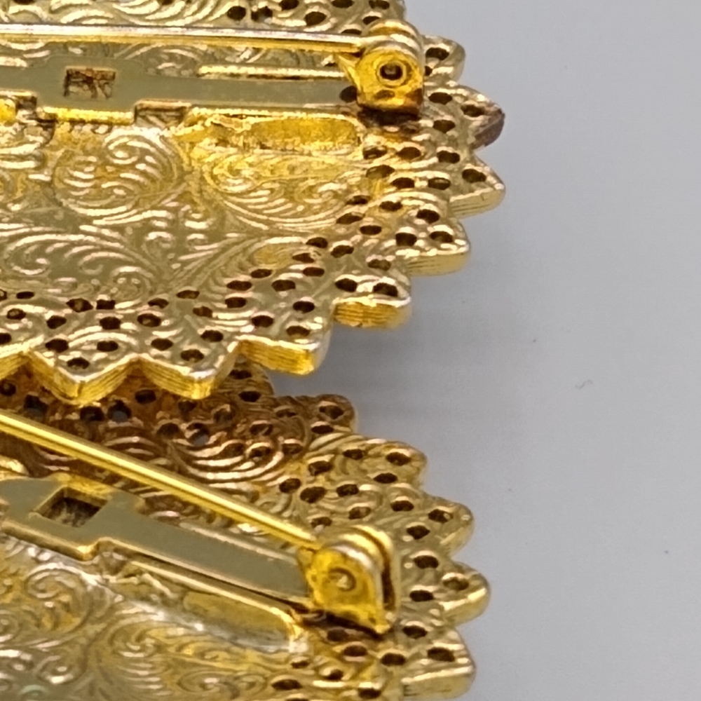 Red White Lucite Cabochon Gold tone Filigree Set of 2 Brooches Pin Vintage - Picture 3 of 16